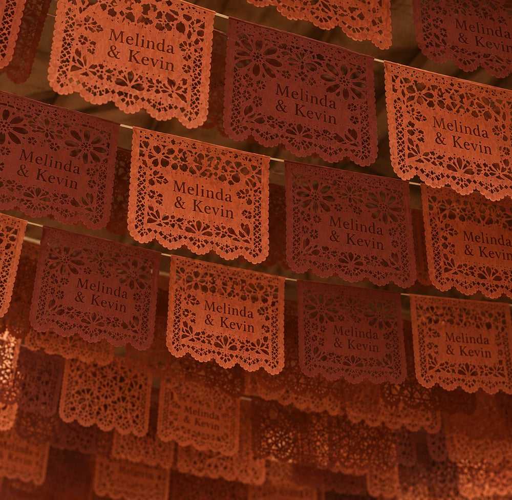 Bajo el papel picado